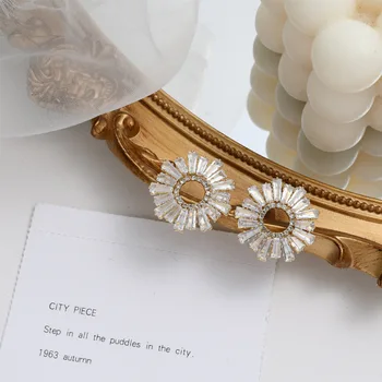 Crystal Hoop Stud Náušnice Ženy Retro Luxury Diamond-studded Náušnice Jednoduchý Moderný Ženský Sladké Elegantné Zinok Šperky Kolczykis
